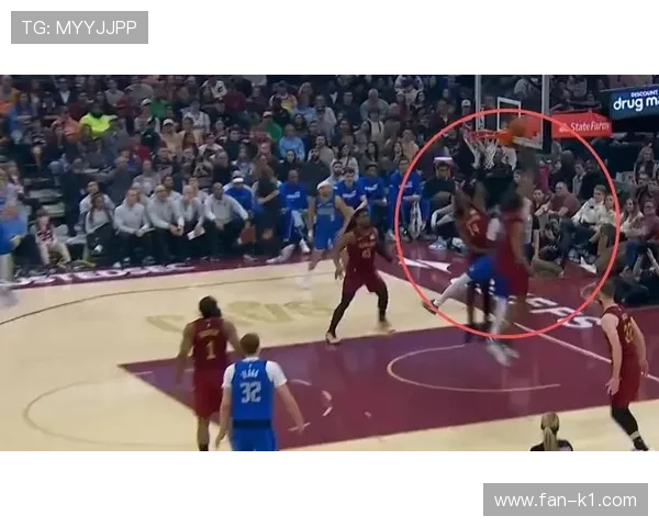 库珀·弗拉格无球跑动制造防守混乱，拉开空间效率显著提升